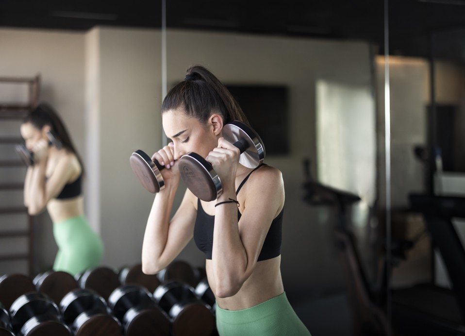 Sessione di allenamento con pesi alla palestra dell'Aminess Younique Narrivi Hotel a Crikvenica.