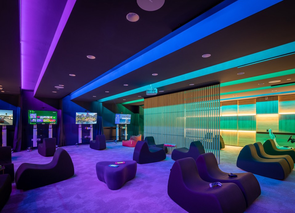 Sala gaming con console per l animazione dei bambini all Aminess Khalani Hotel.