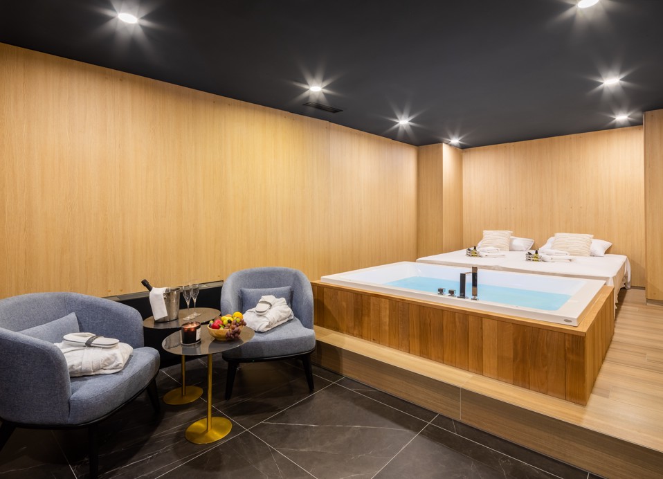 Lussuosa sala spa con idromassaggio privato presso l'hotel Aminess Laurel Khalani a Makarska, dotato di moderne strutture wellness.