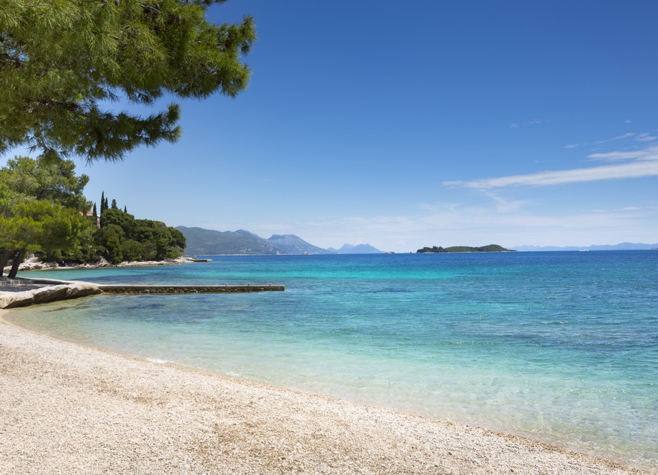 Schöner Sandstrand mit türkisfarbenem Wasser vor dem Aminess Vival Grand Azur Hotel in Orebic.