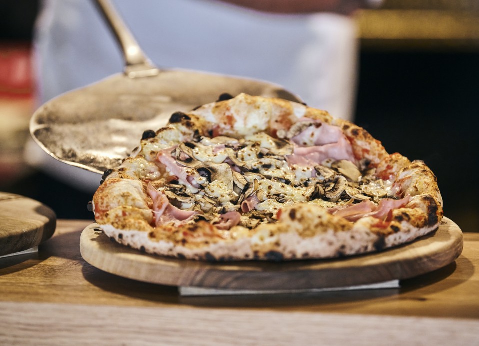 Houtgestookte pizza van het menu van restaurant Half 8 in Novigrad