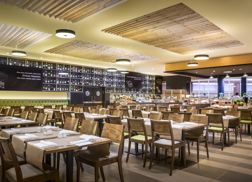 Interieur van het Ventola restaurant, met gedekte tafels.