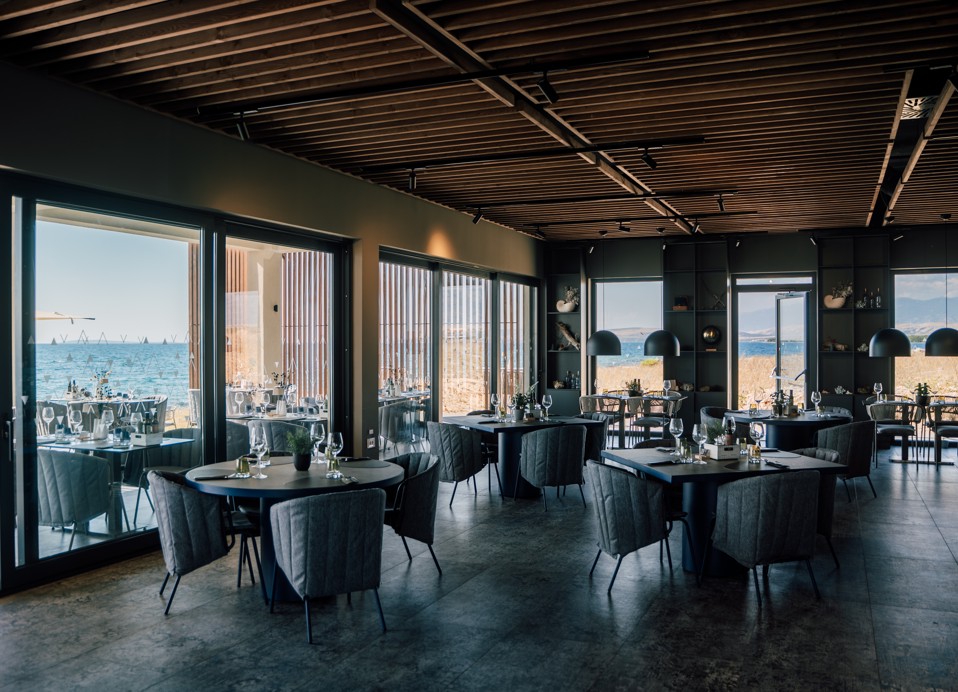 Elegant interieur van restaurant Half 8, Aminess Style Camping Avalona Resort