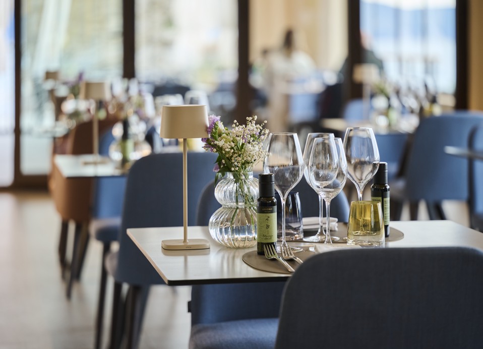 Moderne eetopstelling binnen 7 Seas Restaurant & Bar, in de buurt van Magal Maradiso Hotel door Aminess.