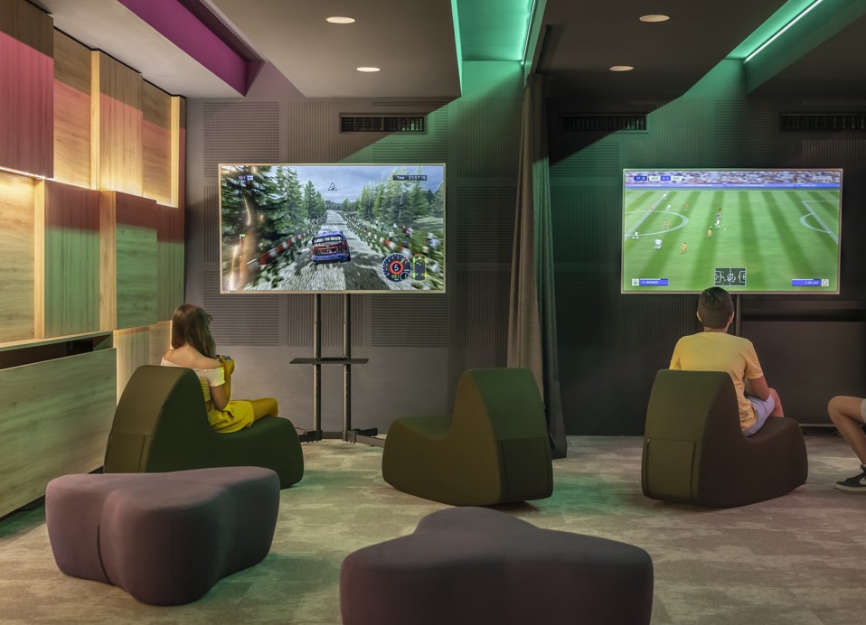 I bambini giocano ai videogiochi nella sala gaming durante l animazione all Aminess Khalani Hotel.