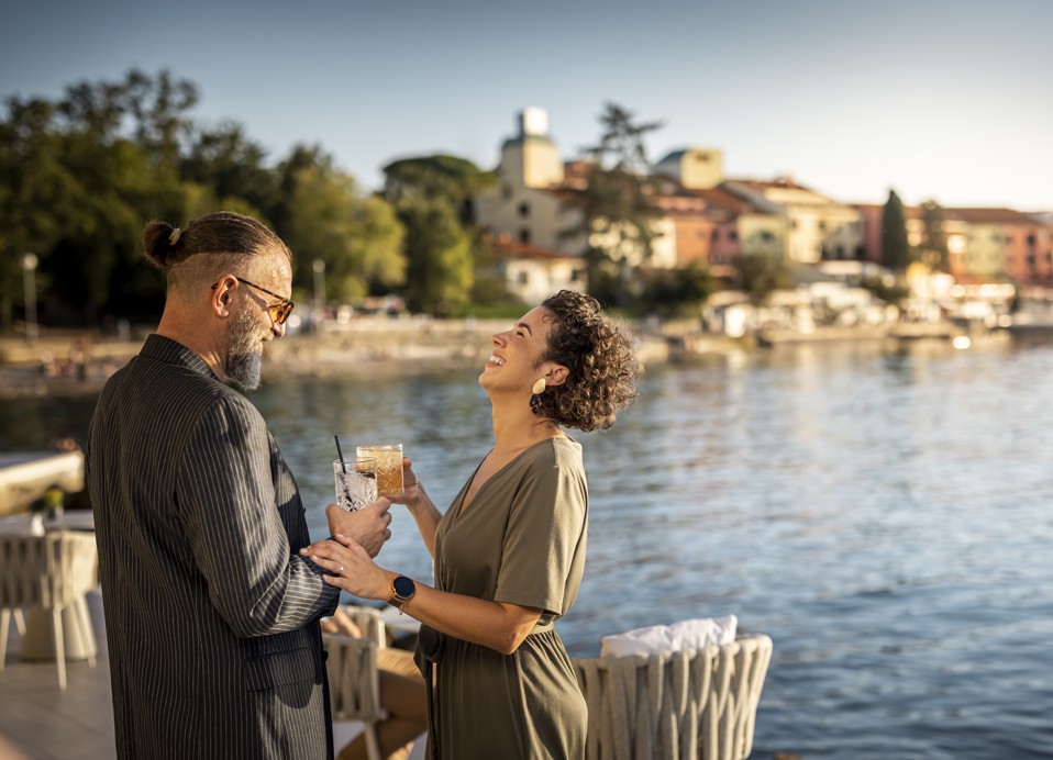 Zonsondergang dineren op het terras bij 7 Seas Restaurant & Bar, in de buurt van Magal Maradiso Hotel door Aminess.