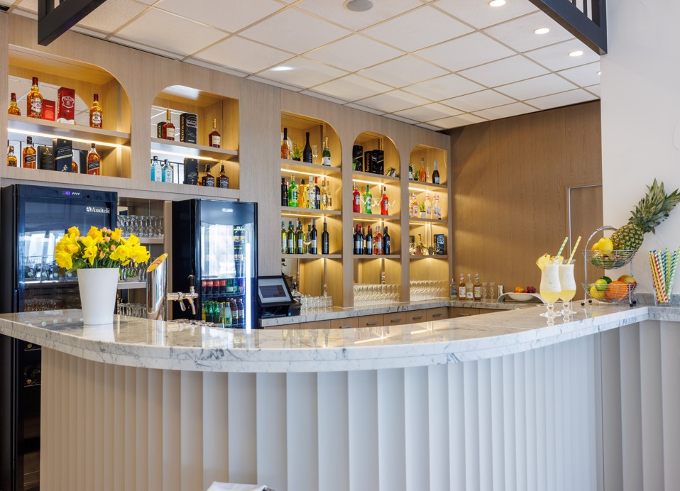 Theke an der Lobby-Bar des Mediteran Maradiso Hotels von Aminess, zeigt ein modernes Design und eine einladende Atmosphäre.