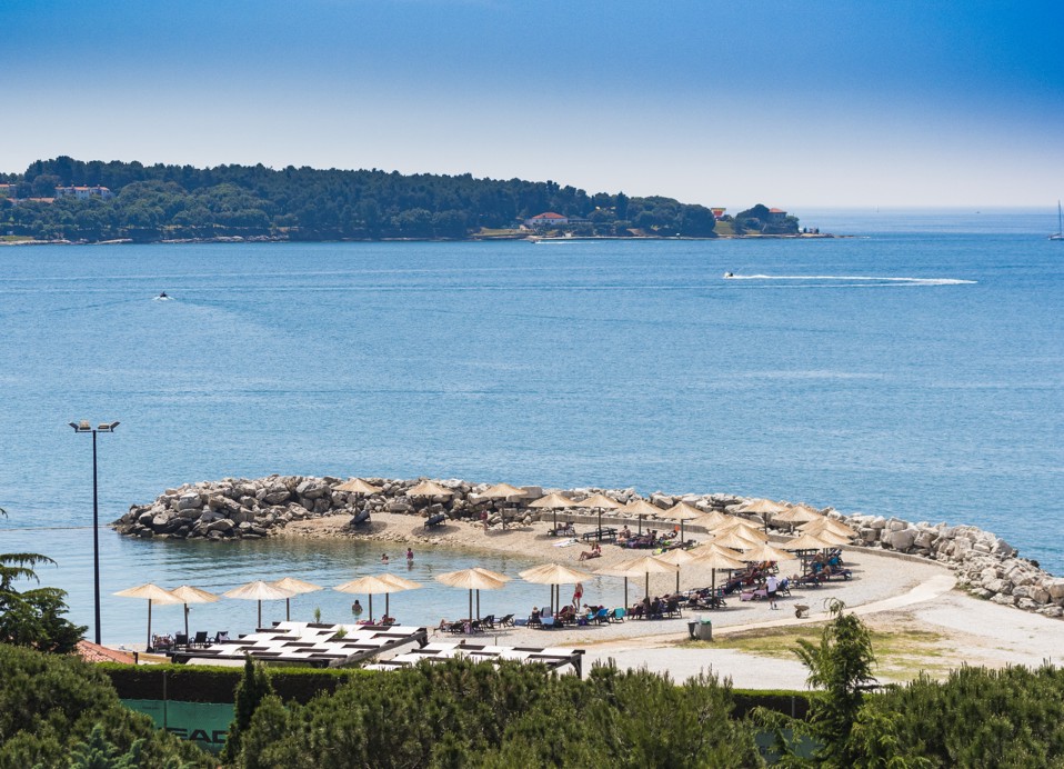 Pogled iz zraka na plažu s suncobranima i ležaljkama u hotelu Aminess Maradiso Hotel Laguna, Novigrad Hrvatska
