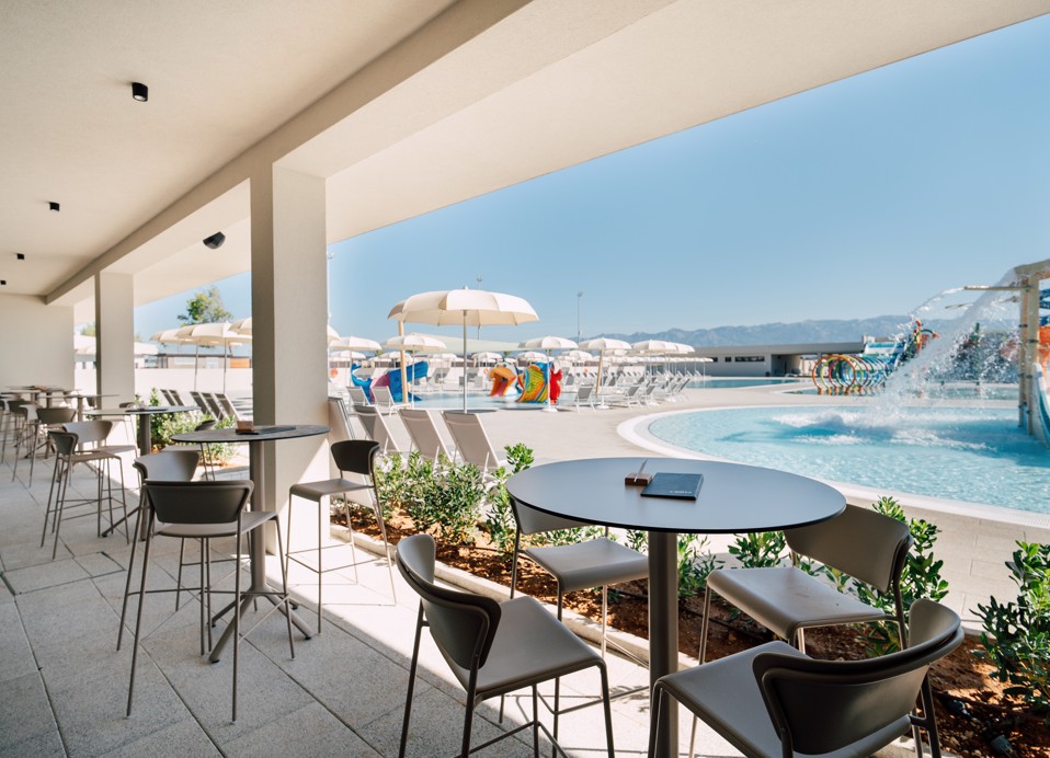 Terras van de Meet bar bij Aquapark in Aminess Style Camping Avalona resort.