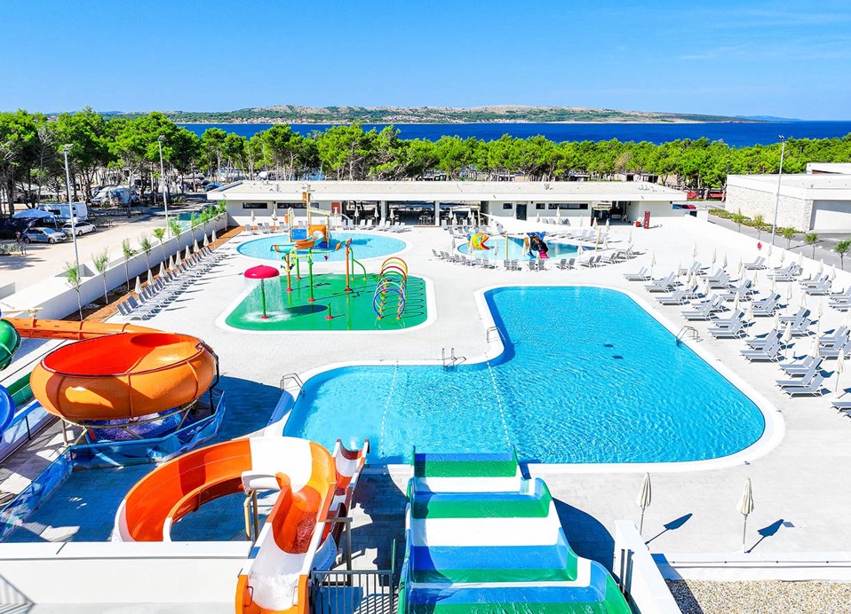 Panoramisch uitzicht op de zwembaden in het aquapark bij Aminess Style Camping Avalona resort.