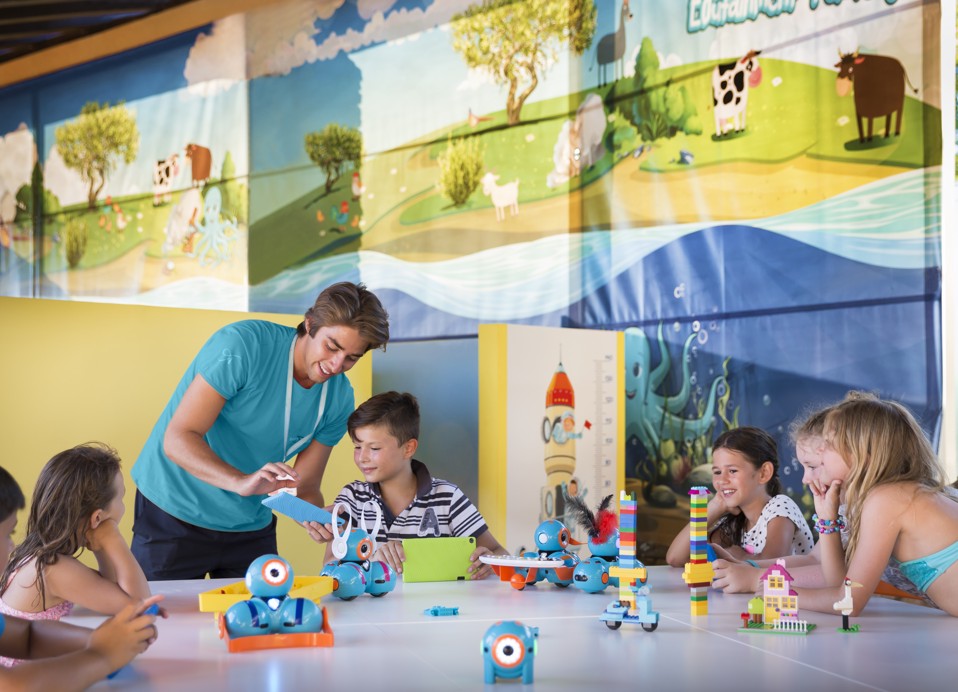 Djeca i tim za animaciju igraju se s robo igračkama u Aminess Planet Camping Sirena, Novigrad