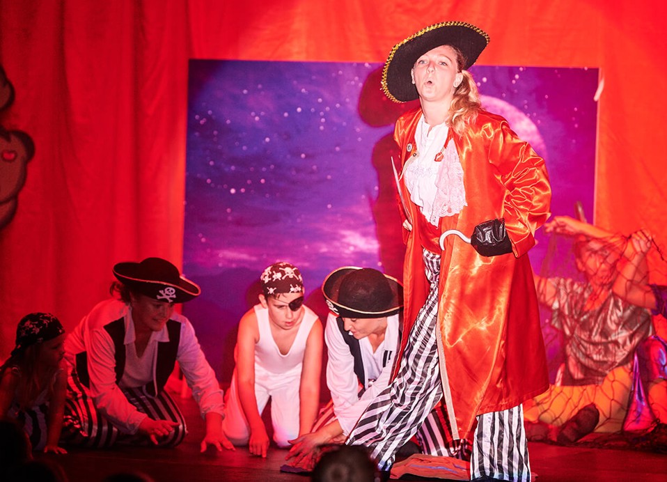 Schauspieler und Kinder spielen in einer Show im Aminess Planet Camping Maravea Resort, Novigrad Kroatien