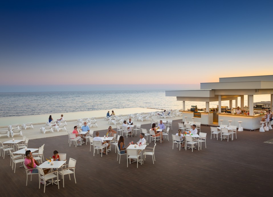Strandbar bij Aminess Maradiso Hotel Laguna, Novigrad Kroatië