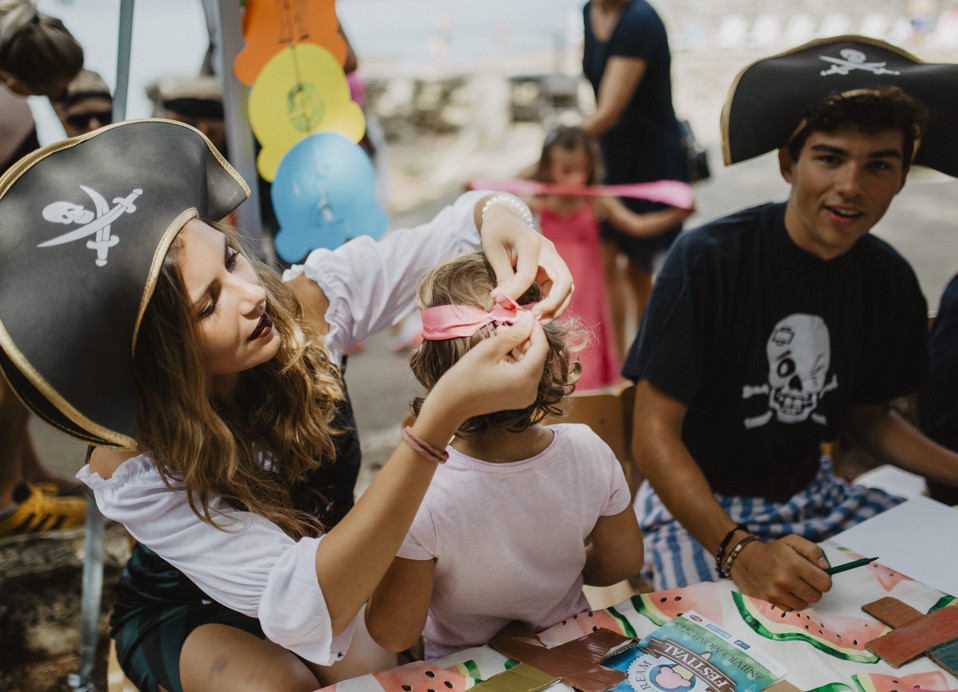 I bambini partecipano a un gioco di animazione piratesco all'Aminess Khalani Hotel.