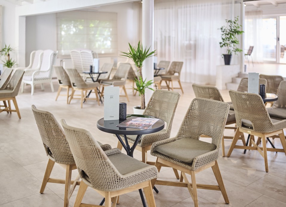 Gemütliche Lounge-Bereich an der Lobby-Bar des Mediteran Maradiso Hotels von Aminess.