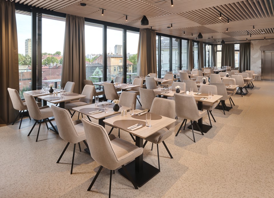 Przestronne wnętrze restauracji hotelu Aminess Florian Godler.