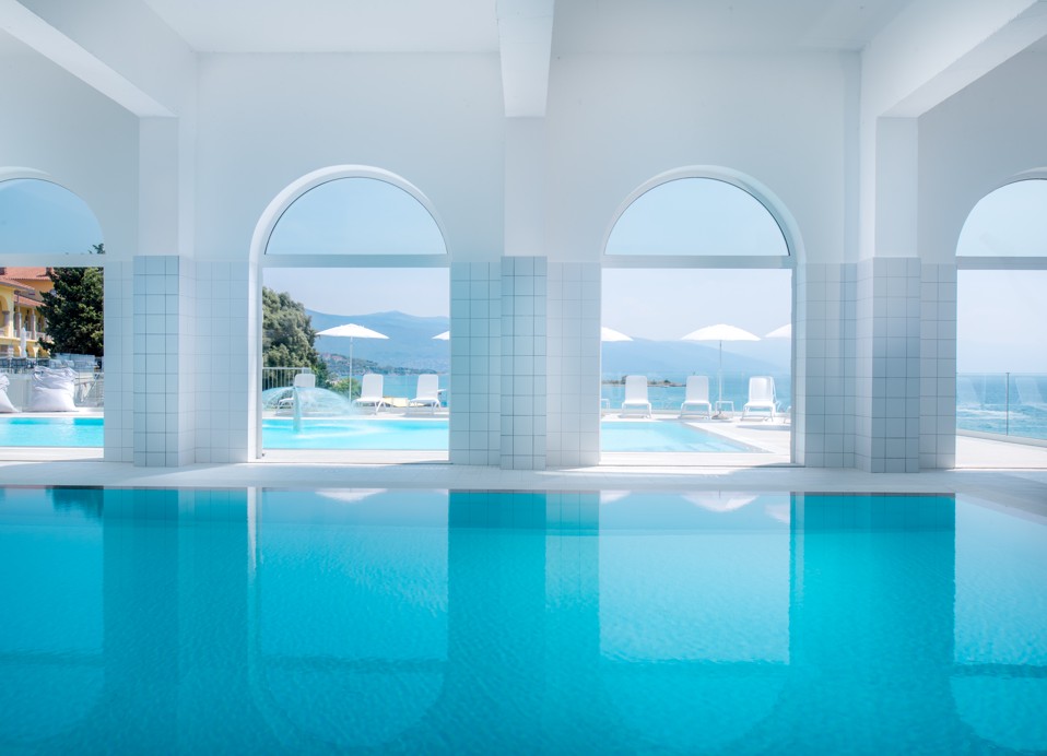 Aminess Vival Lišanj Familienhotel Innenpool mit Bogenfenstern und Meerblick in Novi Vinodolski.