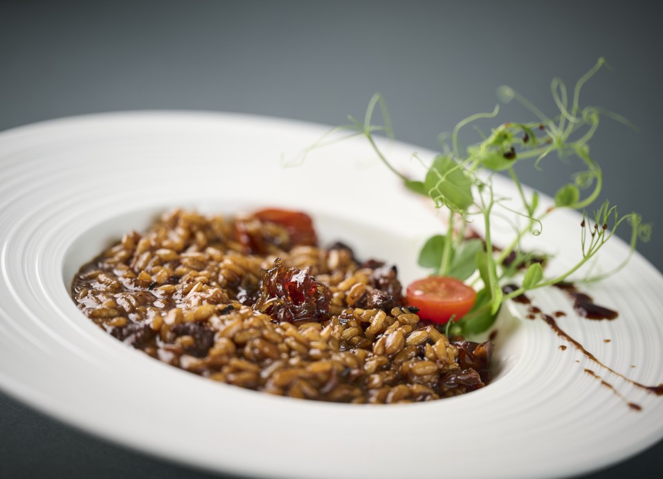 Gourmet goveđi rižoto ukrašen svježim biljem i cherry rajčicama u Il Cantuccio blizu Aminess Style Camping Atea Resort.