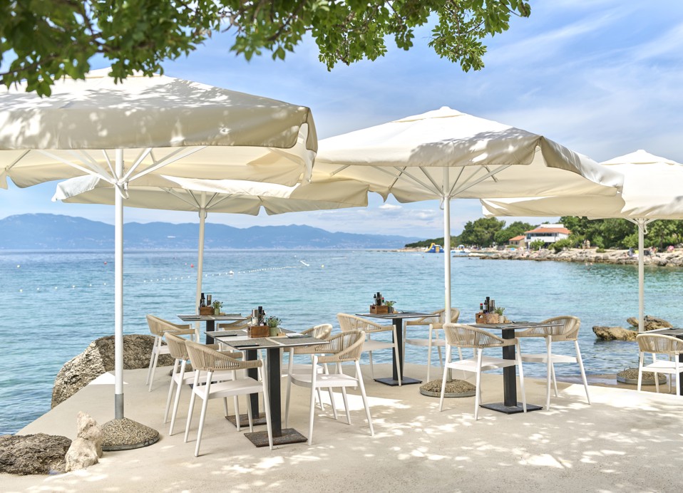 Sproščena zunanja postavitev jedilnice z rustikalnim čarom in slikovitim razgledom pri Il Cantuccio blizu Aminess Style Camping Atea Resort.