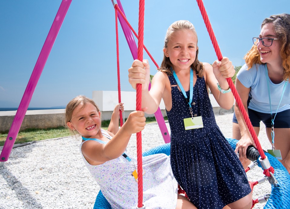 Otroci in animatorji uživajo na zunanjem igrišču v družinskem hotelu Aminess Vival Lišanj, ki je zasnovan za družinsko zabavo in rekreacijo v Novem Vinodolskem.