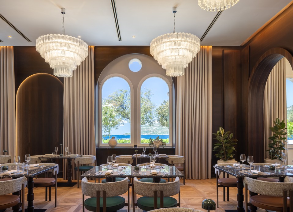 Elegante interno del ristorante 7 Seas con vista sul mare