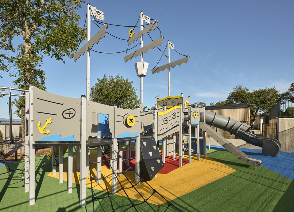 Innenansicht des neuen Mirami Clubs im Aminess Style Camping Atea Resort, mit einem farbenfrohen und kinderfreundlichen Spielbereich, in dem Kinder verschiedene Aktivitäten genießen.