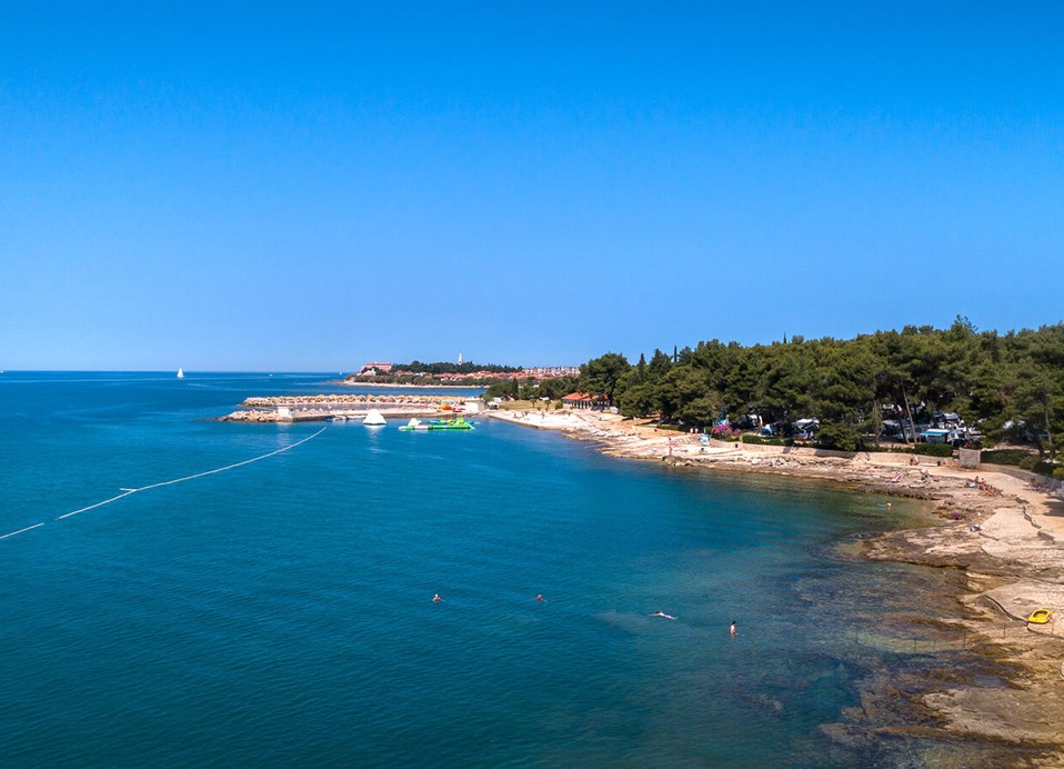 Küstenblick im Aminess Planet Camping Sirena in Novigrad, Kroatien	Vista costiera presso Aminess Planet Camping Sirena a Novigrad, Croazia