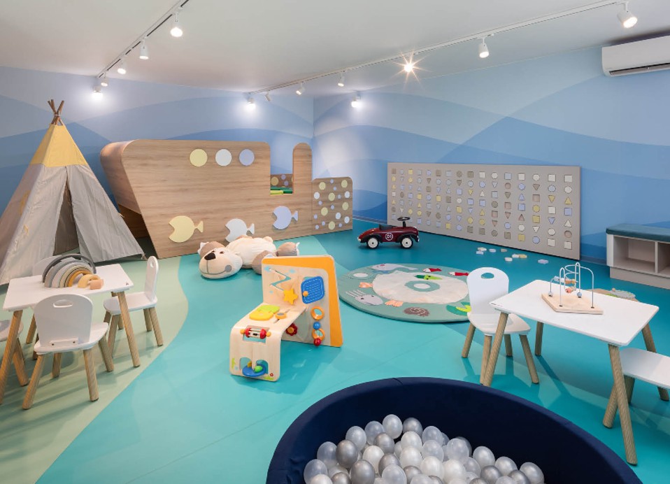 "Kinder-Spielzimmer mit farbenfrohem Design im Aminess Laurel Khalani Hotel."
