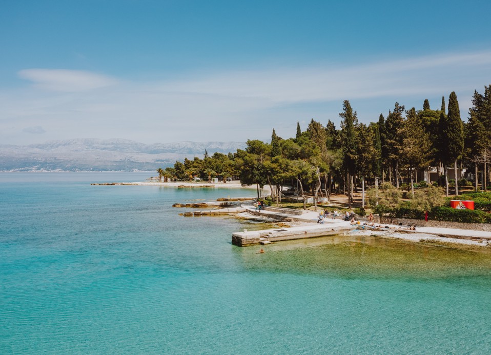 Kristalno čisto morje in mirna plaža ob Aminess Vival Velaris Casa na otoku Braču – popolno mesto za sprostitev in uživanje v naravni lepoti hrvaške obale.
