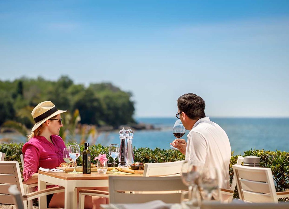 Paar trinkt Wein in einem Restaurant mit Meerblick im Aminess Planet Camping Maravea, Novigrad