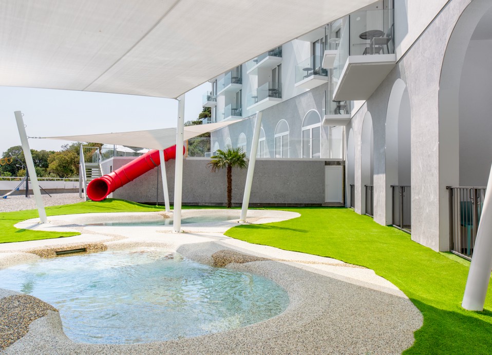 Aminess Vival Lišanj Family Hotel Außenkinderpool mit Wasserrutsche und grüner Spielbereich.