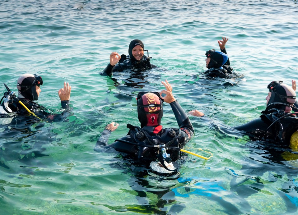 Gruppentauchausflug in der Nähe des Aminess Vival Lišanj Family Hotel, Erkundung der Unterwasserwelt im Adriatischen Meer.