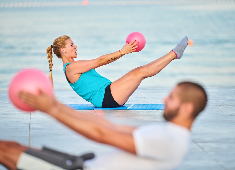 Frauen trainieren draußen mit einem Ball in der Nähe des Meeres im Aminess Planet Camping Maravea Resort, Novigrad Kroatien