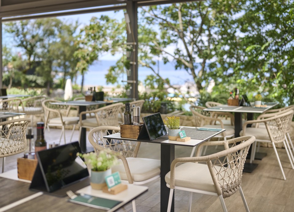 Eetgedeelte aan zee bij Il Cantuccio, vlakbij Magal Maradiso Hotel by Aminess.