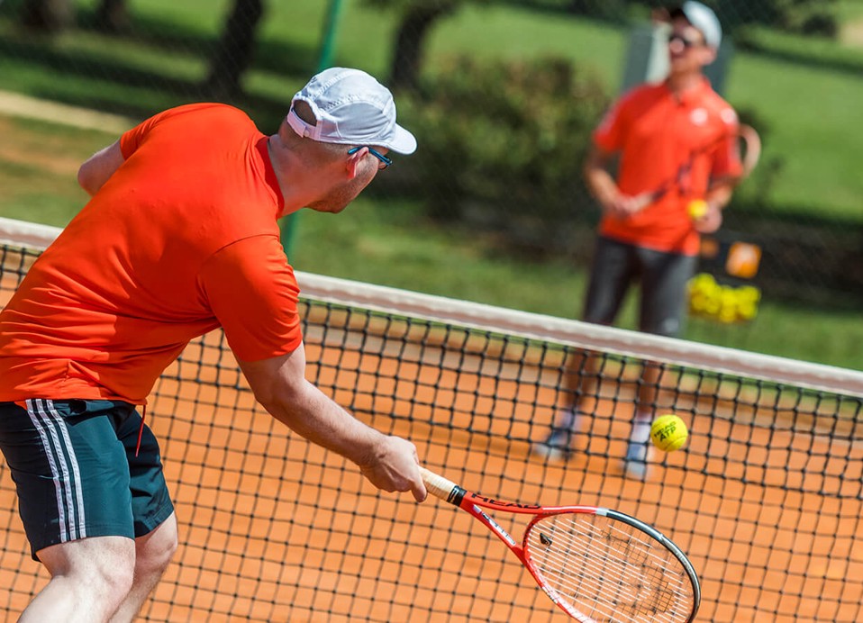 Mannen die tennis spelen bij Aminess Planet Camping Maravea Resort, Novigrad Kroatië