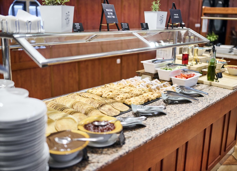 Frühstücksbuffet im Mediteran Maradiso Hotel von Aminess mit einer Vielzahl von Gebäck, Obst und warmen Gerichten.