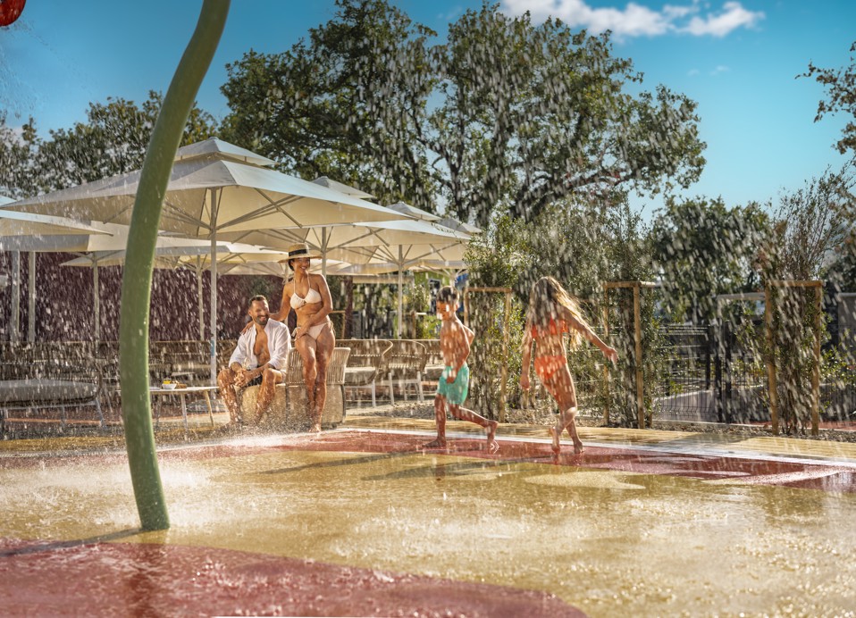 Obiteljska zabava u vodenom igralištu s prskalicama u Aminess Atea Camping Resortu, idealno za ljetni odmor s djecom