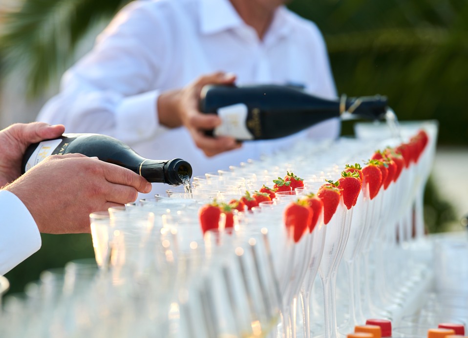 Champagne serveren op een bruiloft in Aminess Maradiso Hotel Laguna, Novigrad Kroatië