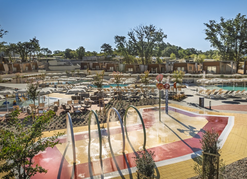 Complesso di piscine per il divertimento all’interno di Aminess Style Camping Atea Resort