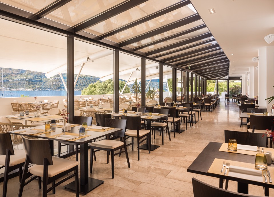 Vista del design interno moderno del ristorante presso l'Aminess Younique Liburna Hotel