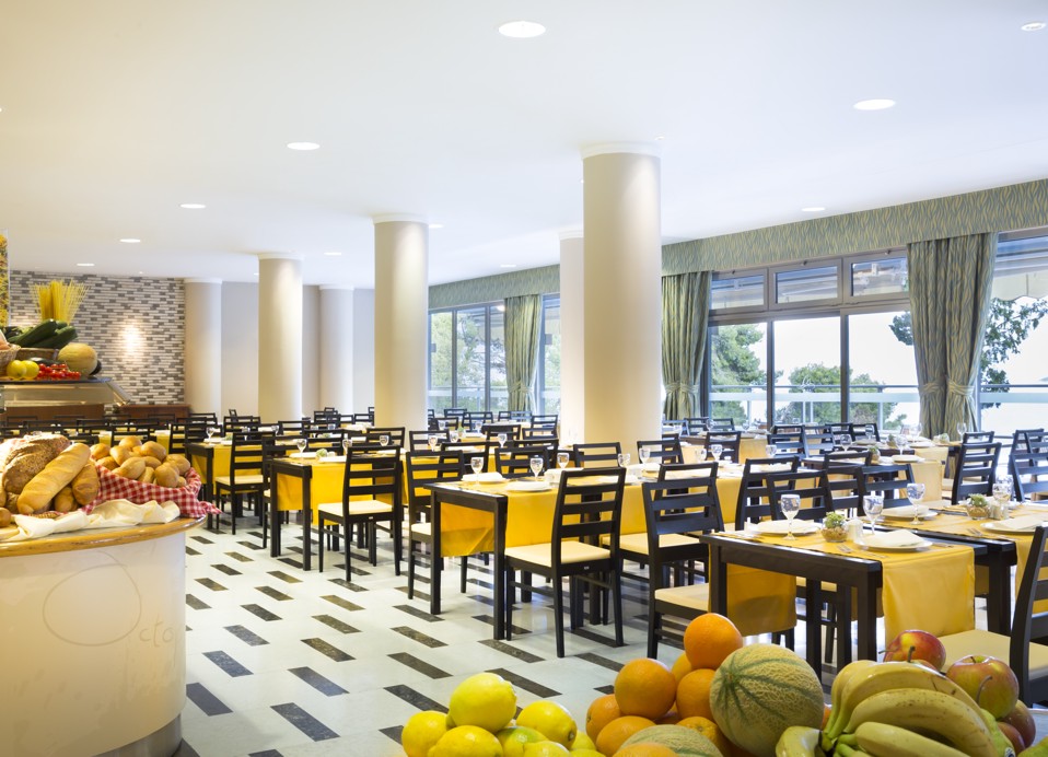 Essenszubereitung auf einer Terrasse am Meer mit Buffetoptionen und klarem Meerblick im Aminess Vival Grand Azur Hotel.