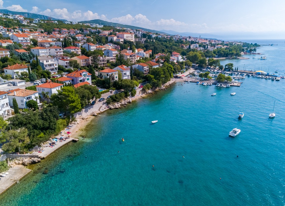 Lungomare presso l'hotel Mediteran Maradiso di Aminess, che offre una passeggiata panoramica con vista sulla costa e sul Mare Adriatico.