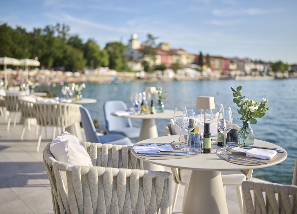 Zunanja terasa sedežev v restavraciji in baru 7 Seas, ki ponuja čudovit pogled na morje in okolico blizu Aminess Style Camping Atea Resort.