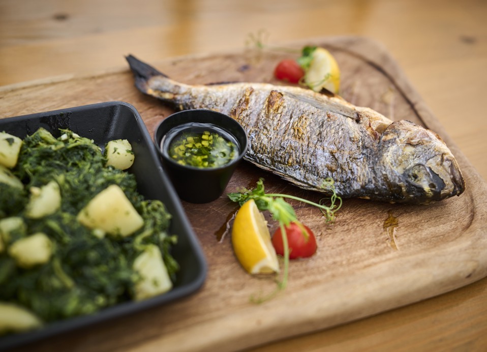 Gegrilde dorade gerecht bij La Gradela, in de buurt van Magal Maradiso Hotel door Aminess.