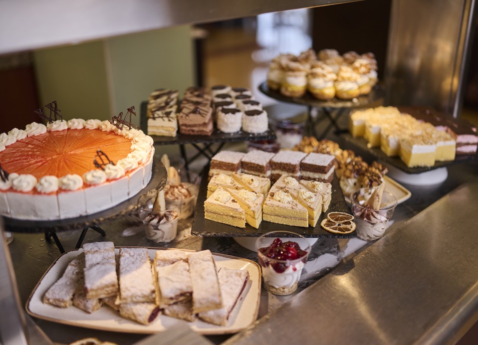 Vielfalt an süßen Angeboten mit Kuchen, Keksen und Gebäck am Buffet im Aminess Younique Lume Hotel.