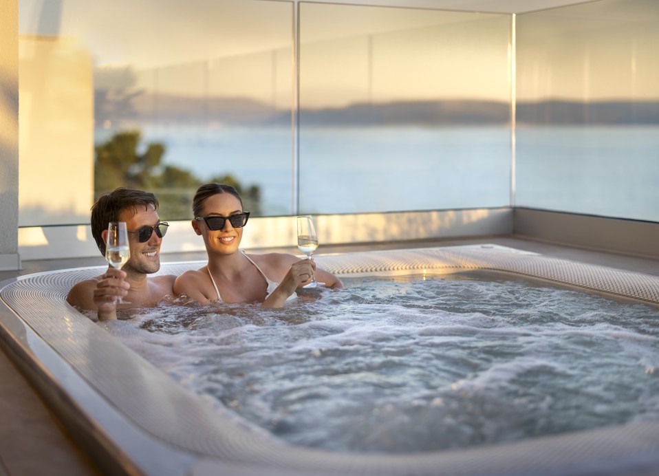 Esperienza rilassante in jacuzzi presso l'Aminess Younique Narrivi Hotel con serene viste sul Mare Adriatico.