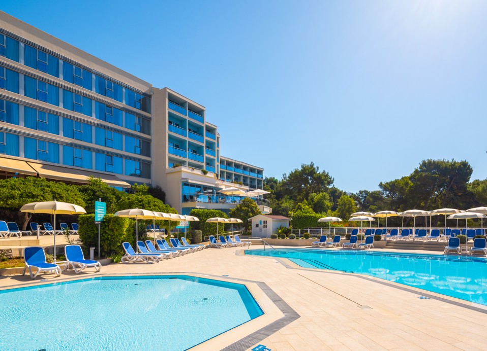 Geräumige Poolanlage mit üppigem Grün im Aminess Vival Grand Azur Hotel in Orebic.