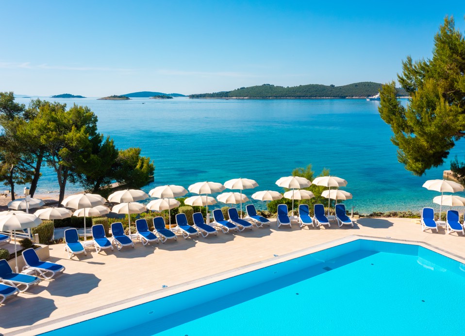 Luftaufnahme des Aminess Vival Grand Azur Hotel Pools an einem atemberaubenden Ort mit Meerblick.