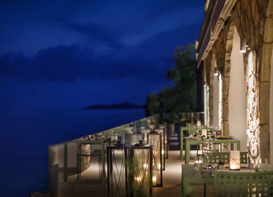 Candlelit Dinner für zwei auf der Terrasse, mit Blick auf das vom Mond beleuchtete Meer im Aminess Younique Lume Hotel.