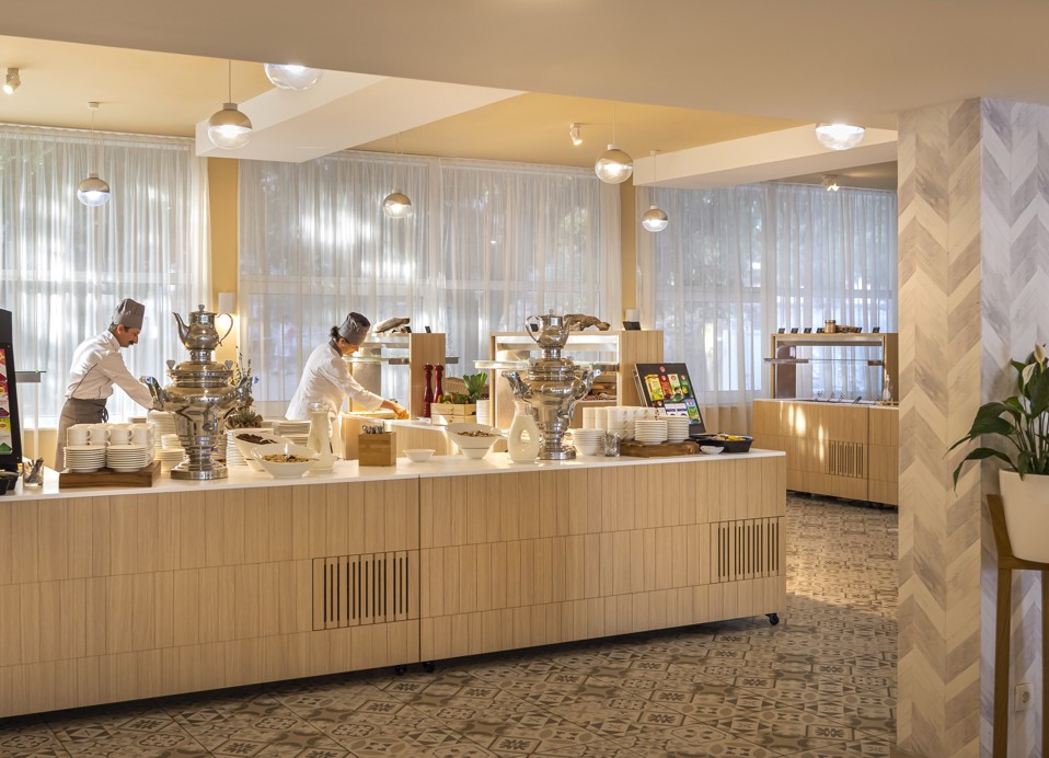Ein gut bestücktes Buffet mit einer Vielzahl von Gerichten im Matrikula Restaurant innerhalb des Resorts in der Nähe von Aminess Vival Port9 Residence.